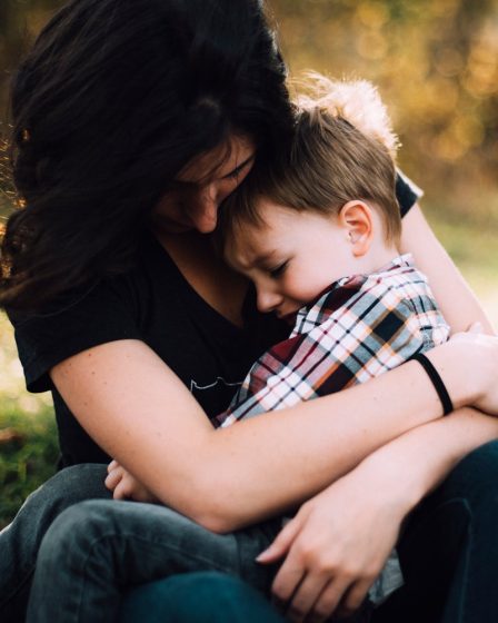 Expliquer la mort et le deuil aux enfants: approches sensibles